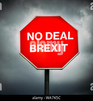 Kein Deal Brexit auf achteck Stoppschild mit Sturm Wolken im Hintergrund geschrieben. Stockfoto