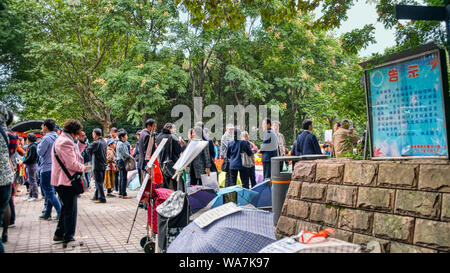 Die Ehe in dem Park am People's Square. Eltern von unverheirateten erwachsenen Kinder liefern Informationen, um zu versuchen, einen geeigneten Partner zu finden. Shanghai Stockfoto