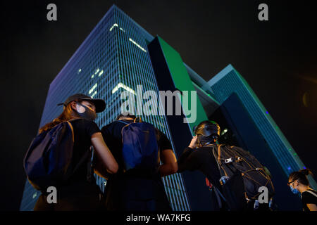 Hongkong, China. 18. August 2019. Demonstranten stehen vor der Regierung von Hongkong Gebäude während einer Protestaktion. In der ehemaligen britischen Kronkolonie Hongkong, Proteste gegen den Einfluss von Peking haben in eine neue Runde. Die demokratische Bewegung hat für eine weitere große Demonstration aufgerufen. Quelle: dpa Picture alliance/Alamy leben Nachrichten Stockfoto