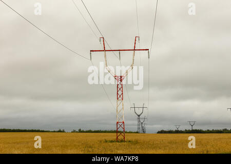 High Voltage power transmission Pylon, der Support ist rot-weiß Stockfoto