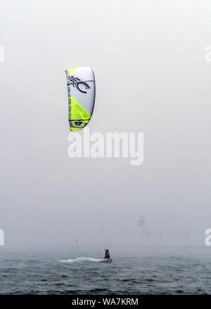 Hl. Joseph, MI USA Juni 1 2018; ein Mann mit einem Kiteboard genießt, auf der nebligen Lake Michigan mit Nebel rollen in Stockfoto