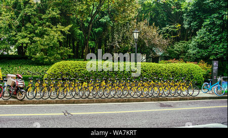 Fahrräder zum Mieten entlang einer Straße. Shanghai, China, VR China Stockfoto