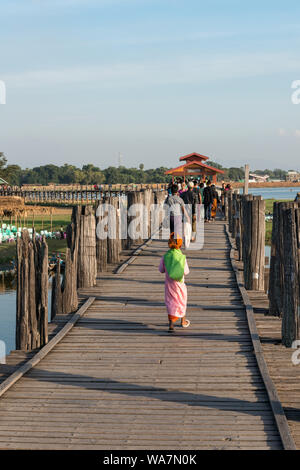 MANDALAY, MYANMAR - 03. Dezember 2018: Vertikale Bild von lokalen birmanischen Volkes gehen über den Holz- U-Bein Brücke, die ein touristisches attracti Stockfoto