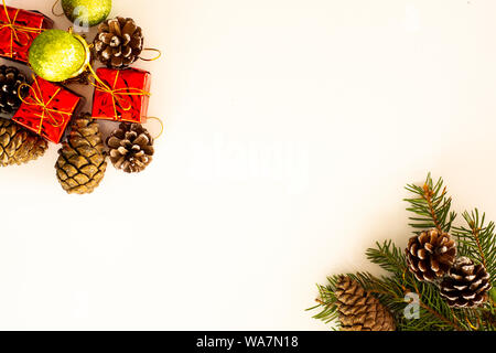 Weihnachten arrangement mit Tannenzweigen, Kegel und roter Seide Schleife Stockfoto