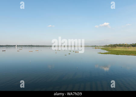 MANDALAY, MYANMAR - 03. Dezember 2018: Horizontale Bild von spektakulären Blick von U-Bein Brücke, die ist eine touristische Attraktion von Mandalay, Myanmar Stockfoto