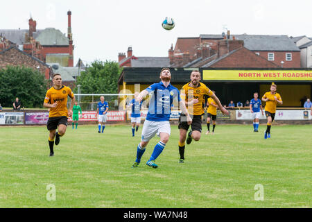 Connor McCarthy Uhren die Kugel, Warrington Town AFC besuchen Prescot Kabel an Valerie Park, Prescot Stockfoto