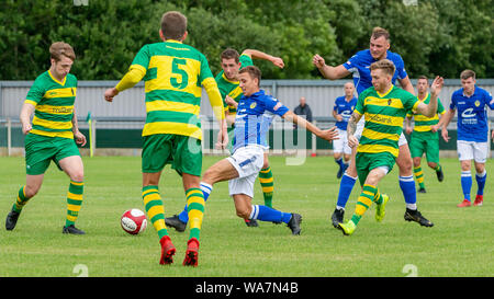 Dylan Vassallo läuft durch die Verteidigung als Warrington Town AFC besuchen Widnes FC an der Millbank Hänflinge Stadion Stockfoto