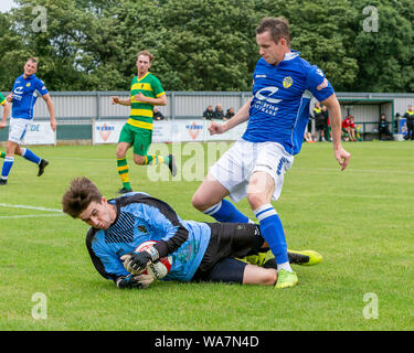 Connor McCarthy Uhren die Kugel, Warrington Town AFC besuchen Widnes FC am Widnes Vikings Stadium Stockfoto