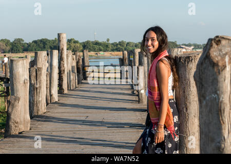Horizontale Bild der schönen asiatischen Auge Modell U-Bein Brücke, ein Wahrzeichen von Mandalay, Myanmar posing Stockfoto