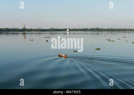 MANDALAY, MYANMAR - 03. Dezember 2018: Horizontale Bild der Fischer Boote von der Oberseite des U-Bein Brücke, ein Wahrzeichen von Mandalay, Myanmar Stockfoto