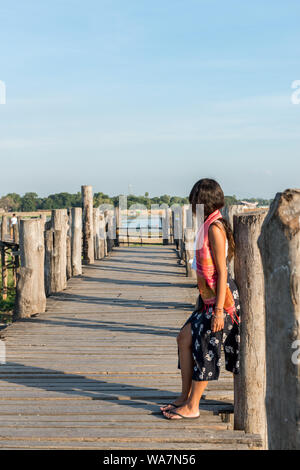 Horizontale Bild von burnette Modell suchen prima mitweinander U-Bein Brücke, ein Wahrzeichen von Mandalay, Myanmar Stockfoto