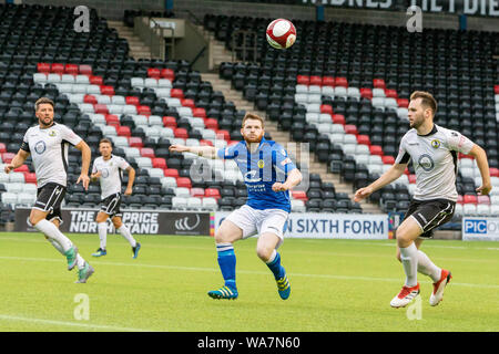 Connor McCarthy Uhren die Kugel, Warrington Town AFC besuchen Widnes FC am Widnes Vikings Stadium Stockfoto