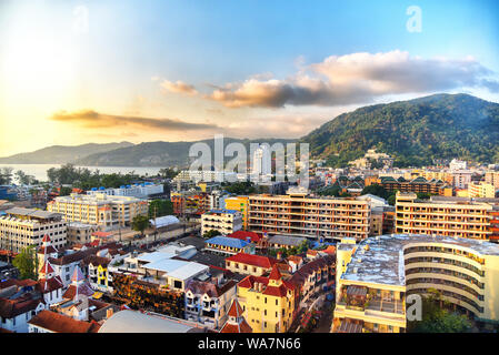 Luftaufnahme von Patong Beach, Phuket Insel und Meer, Stadt mit blauem Himmel. Andaman Sea, Thailand. Stockfoto