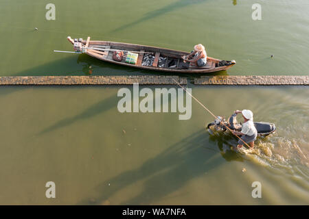 MANDALAY, MYANMAR - 03. Dezember 2018: Horizontale Bild der burmesischen Lebensstils unter dem U-Bein Brücke, in Mandalay, Myanmar entfernt Stockfoto