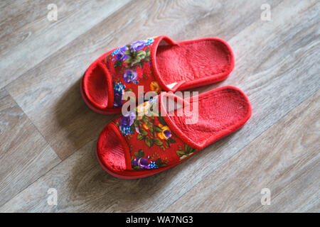 Hausschuhe auf dem Holzboden. Weiche, bequeme home Schuh. Stockfoto