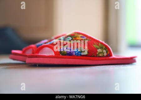 Hausschuhe auf dem Holzboden. Weiche, bequeme home Schuh. Stockfoto