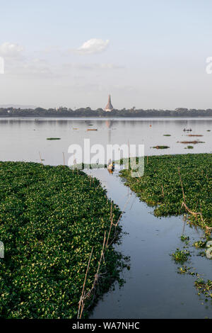 MANDALAY, MYANMAR - 03. Dezember 2018: Vertikale Bild der schönen Aussicht von U-Bein Brücke, in Mandalay, Myanmar entfernt Stockfoto