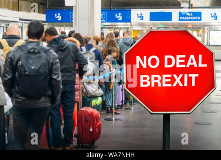 Kein Deal Brexit digital Composite von Menschen anstellen an generischen EU-Europa. Großbritannien ist der EU standardmäßig auf on Oktober 31st, 2019 lassen Stockfoto