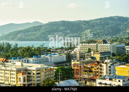 Luftaufnahme von Patong Beach, Phuket Insel und Meer, Stadt mit blauem Himmel. Andaman Sea, Thailand. Stockfoto