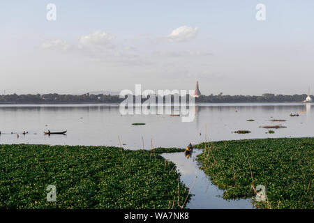 MANDALAY, MYANMAR - 03. Dezember 2018: Horizontale Bild der schönen Aussicht von U-Bein Brücke, in Mandalay, Myanmar entfernt Stockfoto