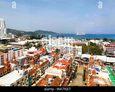 Luftaufnahme von Patong Beach, Phuket Insel und Meer, Stadt mit blauem Himmel. Andaman Sea, Thailand. Stockfoto