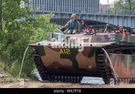 Hl. Joseph, MI USA Juni 22, 2019; Ein am-Tracker, eine Amphibie Truppentransporter, ergibt sich aus der St. Joseph River mit einer Last von Zivilisten, dass Stockfoto