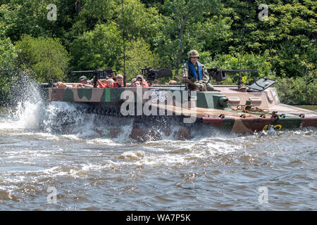 Hl. Joseph, MI USA Juni 22, 2019; eine militärische Amphibienfahrzeug Transporte Zivilisten auf der St. Joseph River, während der Damit wir Ereignis vergessen. Stockfoto