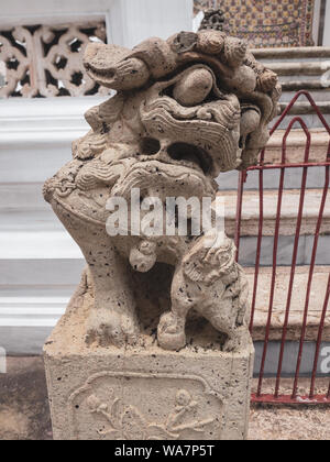 Farbenfrohe und goldene Skulpturen und Statuen des Tempels des Smaragddaha, Wat Phra Kaews, großer Königspalast in Bangkok, Thailand. Stockfoto