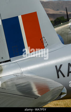 De Havilland DH.98 Mosquito Zweiten Weltkrieg Jagdflugzeug am Flügel über Wairarapa Airshow, Haube Flugplatz, Masterton, Neuseeland. Schwanz mit Abzeichen Stockfoto