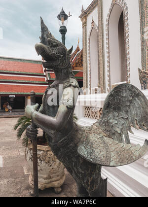 Farbenfrohe und goldene Skulpturen und Statuen des Tempels des Smaragddaha, Wat Phra Kaews, großer Königspalast in Bangkok, Thailand. Stockfoto