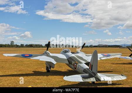 De Havilland DH.98 Mosquito Zweiten Weltkrieg Jagdflugzeug am Flügel über Wairarapa Airshow, Haube Flugplatz, Masterton, Neuseeland Stockfoto