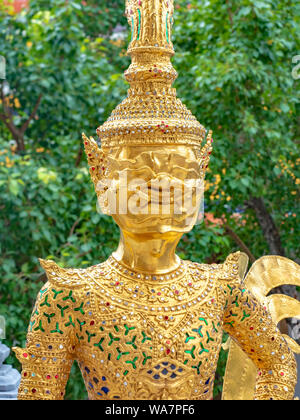 Farbenfrohe und goldene Skulpturen und Statuen des Tempels des Smaragddaha, Wat Phra Kaews, großer Königspalast in Bangkok, Thailand. Stockfoto