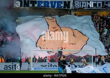 ALMELO, Heracles Almelo - PSV, 18-08-2019, Fußball, niederländischen Eredivisie, Saison 2019-2020, Polman Stadion, das Banner des Herakles Unterstützer, middlefinger Stockfoto