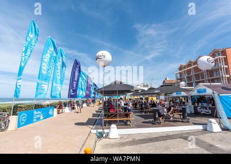 LACANAU, Frankreich - 08-17-2019: das Dorf der Lacanau Surf Festival, das im Jahr 2019 ihr 40-jähriges Bestehen gefeiert. Stockfoto