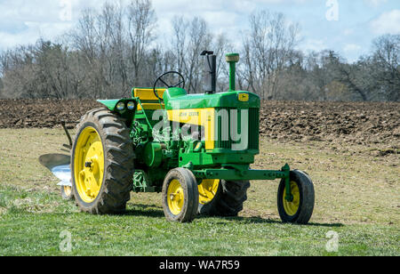 28. April 2018 Buchanan MI USA; John Deere Traktor Stockfoto