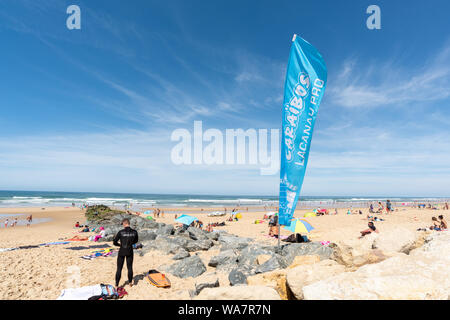 LACANAU, Frankreich - 08-17-2019: der Strand von Lacanau während der Surf Festival, das im Jahr 2019 ihr 40-jähriges Bestehen gefeiert. Stockfoto