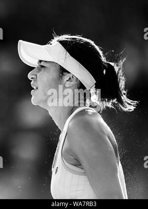 Heather Watson von Großbritannien Schwitzen bei heißem Wetter während des Spiels mit Varvara Lepchenko aus USA. Aegon International 2015, Eastbourne, England, Stockfoto