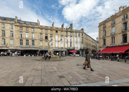 Bordeaux, Frankreich - 9. September 2018: Parlament Platz oder die Place du Parlement. Historischen Platz mit einem reich verzierten Brunnen, Cafés und Restaurants finden Sie in Stockfoto