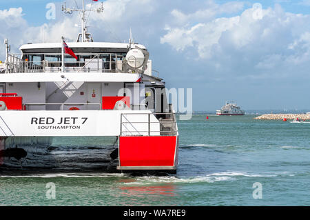 Red Jet 7 verlassen West Cowes, Isle of Wight mit der Autofähre in der Ferne in den Hafen von Southampton, Hampshire, England, Großbritannien kommenden Stockfoto