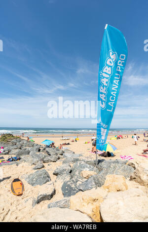 LACANAU, Frankreich - 08-17-2019: der Strand von Lacanau während der Surf Festival, das im Jahr 2019 ihr 40-jähriges Bestehen gefeiert. Stockfoto