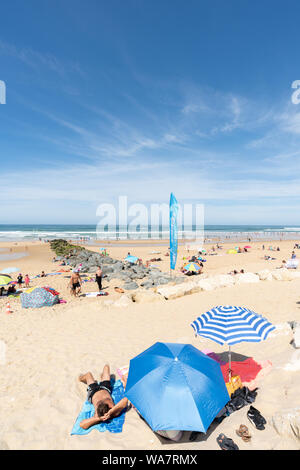 LACANAU, Frankreich - 08-17-2019: der Strand von Lacanau während der Surf Festival, das im Jahr 2019 ihr 40-jähriges Bestehen gefeiert. Stockfoto