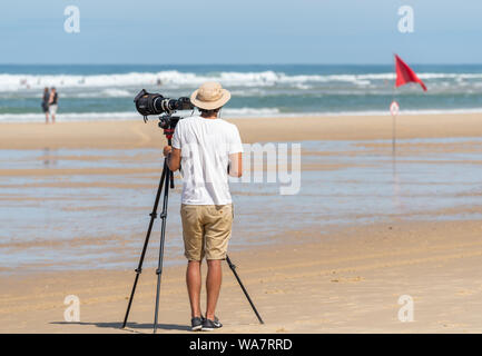 LACANAU, Frankreich - 08-17-2019: Fotografen am Strand von Lacanau Pro, die im Jahr 2019 ihr 40-jähriges Bestehen gefeiert. Stockfoto