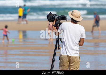 LACANAU, Frankreich - 08-17-2019: Fotografen am Strand von Lacanau Pro, die im Jahr 2019 ihr 40-jähriges Bestehen gefeiert. Stockfoto