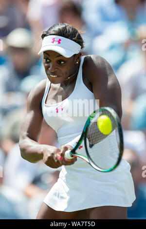 Sloane Stephens - Aegon International 2015, Eastbourne, England - Halbfinale. Sloane Stephens der USA in Aktion Spielen mit zwei rückhand gegen Ag übergeben Stockfoto