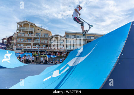 LACANAU, Frankreich - 08-17-2019: Roller Contest in Lacanau Pro Surf Festival, das im Jahr 2019 ihr 40-jähriges Bestehen gefeiert. Stockfoto