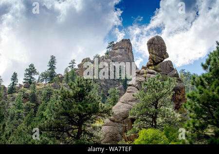 Ein großer Boulder erscheint oben auf diese Kolorado USA Mountain ausgeglichen werden, erstellen eine schöne Landschaft in den Rocky Mountain National Park Stockfoto