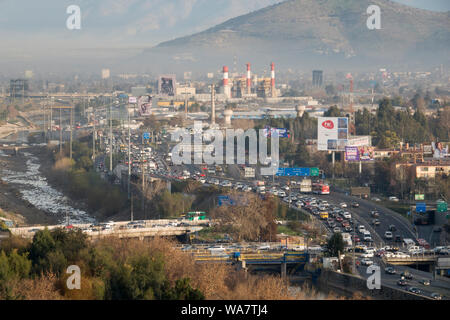 Schlechte Luftqualität in den Mapocho Fluss in Santiago, Chile Stockfoto