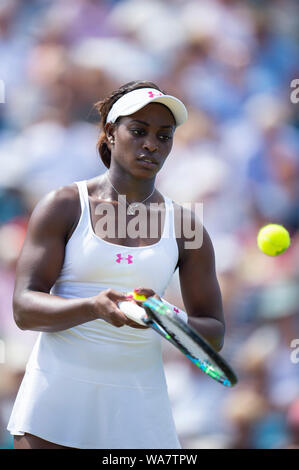 Sloane Stephens - Aegon International 2015, Eastbourne, England, Sloane Stephens von USA sammeln Tennis ball gegen Agnieszka Radwanska von zu dienen Stockfoto