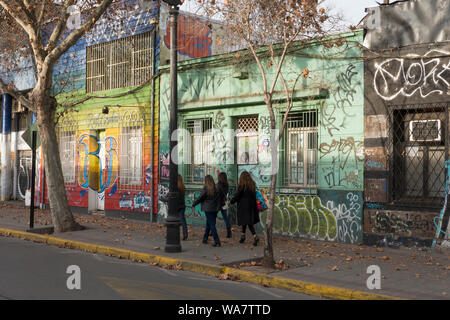 Street Scene mit mehreren Wandmalereien in Bellavista, Santiago, Chile Stockfoto