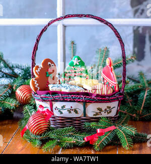 Warenkorb fancy Cookies für die Feiertage Stockfoto